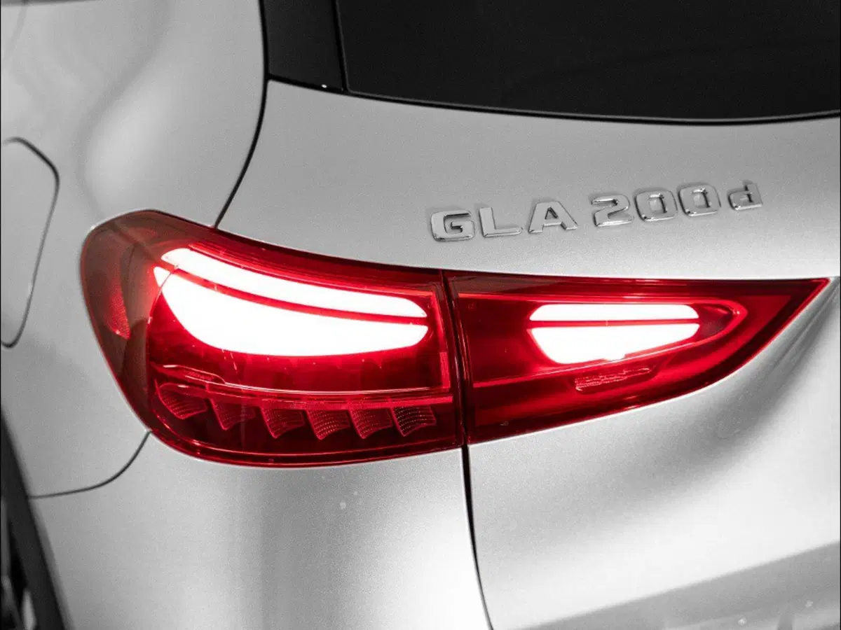 Mercedes-Benz GLA SUV nuova a Macerata (8)