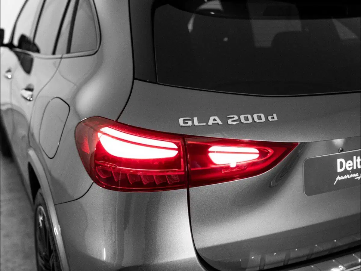 Mercedes-Benz GLA SUV nuova a Macerata (8)