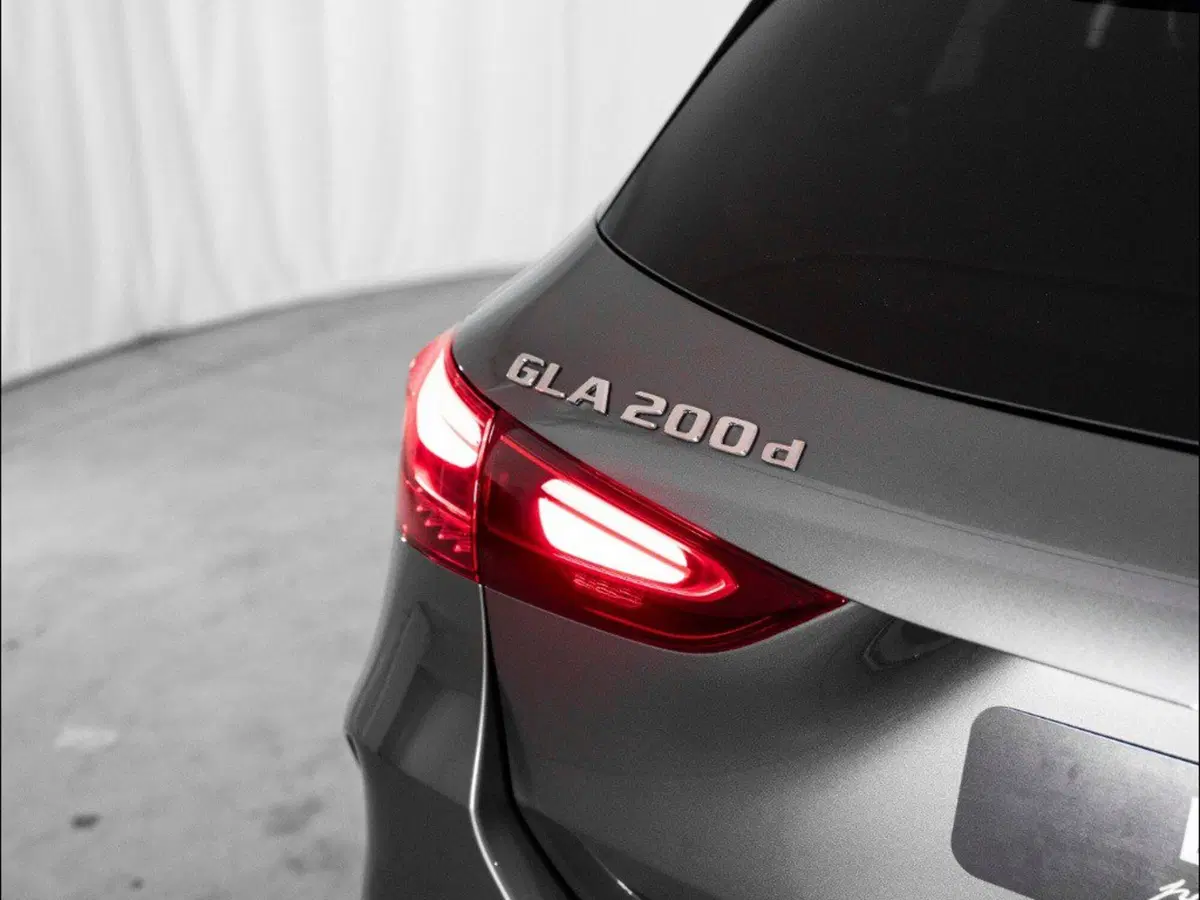 Mercedes-Benz GLA SUV nuova a Macerata (9)