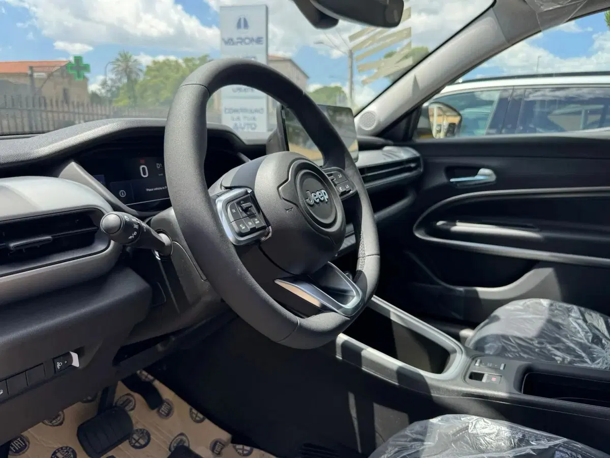 Jeep Avenger nuova a Salerno (6)