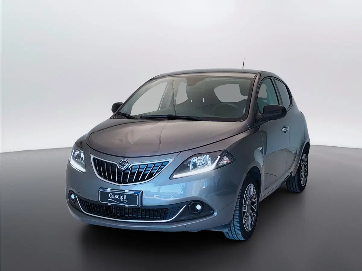 Lancia Ypsilon usata a Ascoli Piceno