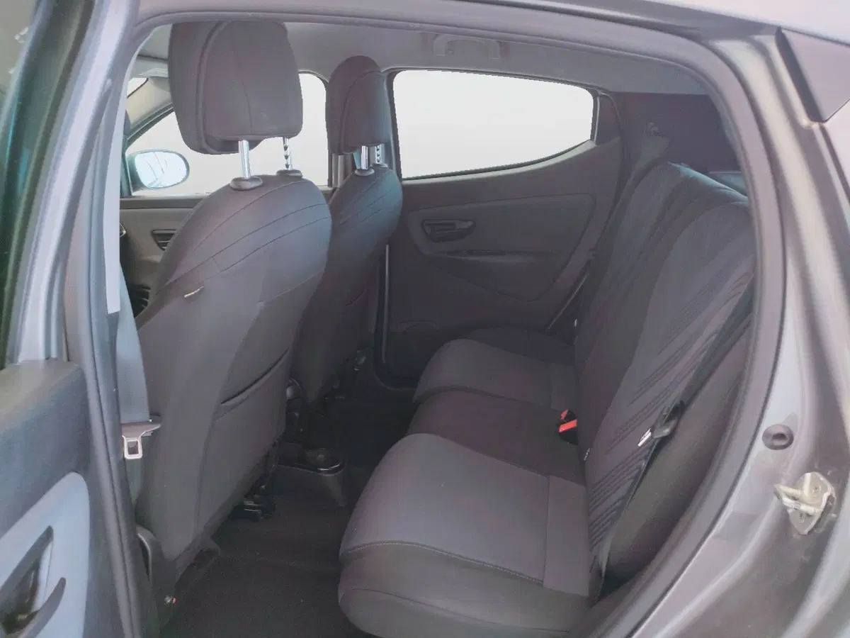 Lancia Ypsilon usata a Ascoli Piceno (15)