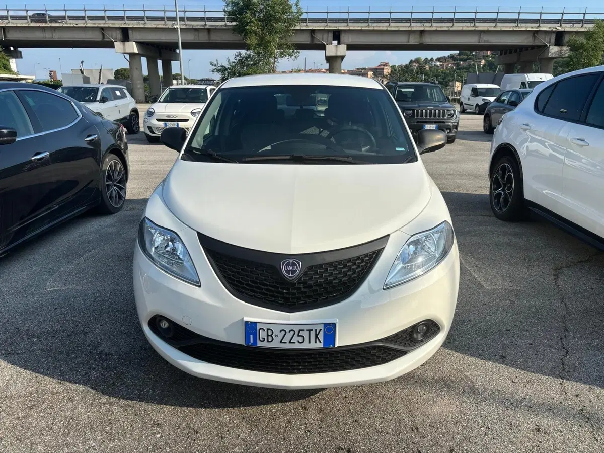 Lancia Ypsilon usata a Perugia (2)