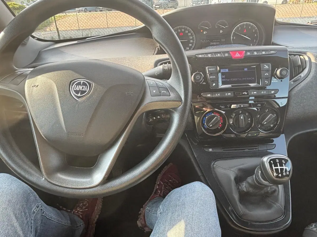 Lancia Ypsilon usata a Perugia (6)