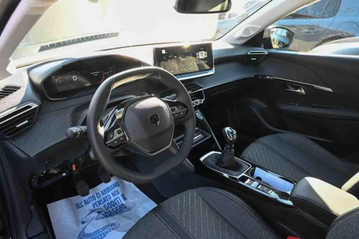 Peugeot 208 nuova a Torino (8)