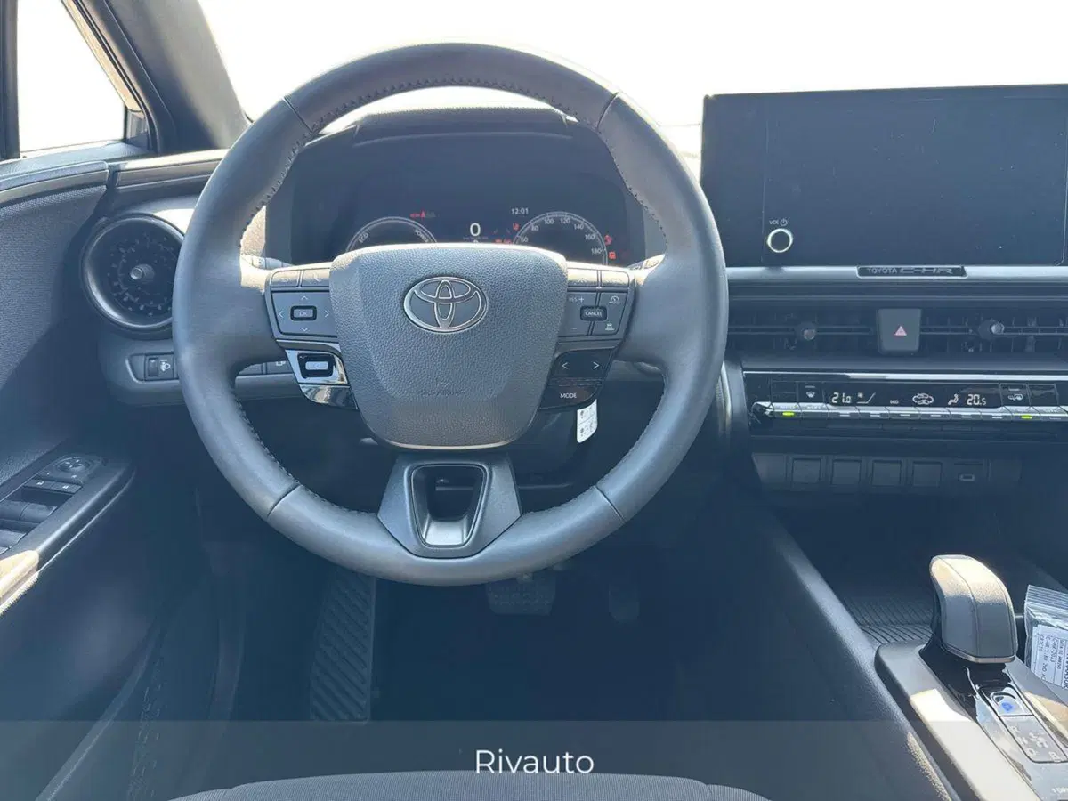 Toyota Toyota C-HR nuova a Como (7)