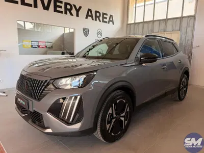 Peugeot 2008 1.2 turbo Allure 100cv del 2023 usata a Siena