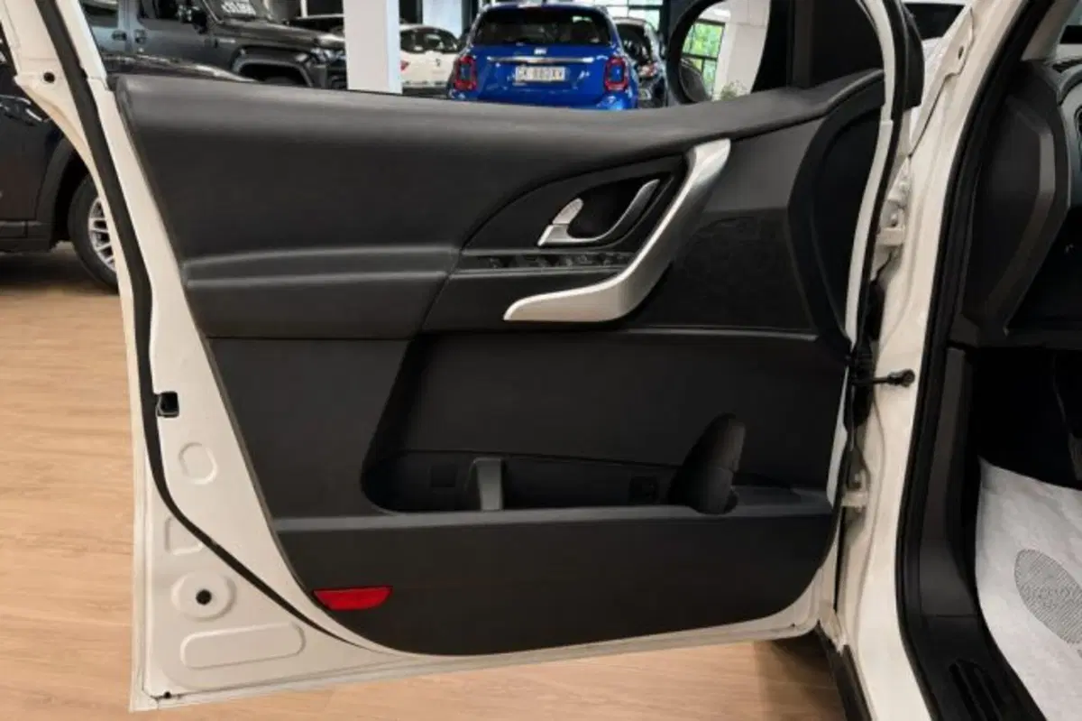 Mahindra XUV500 usata a Latina (12)