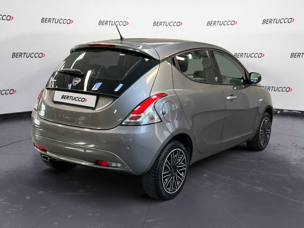 Lancia Ypsilon usata a Verona (5)