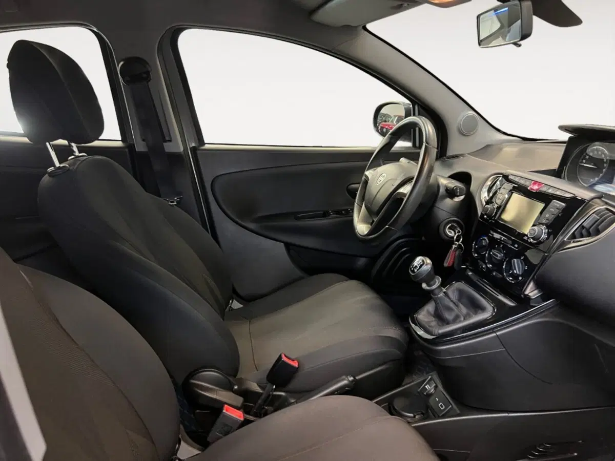 Lancia Ypsilon usata a Verona (7)