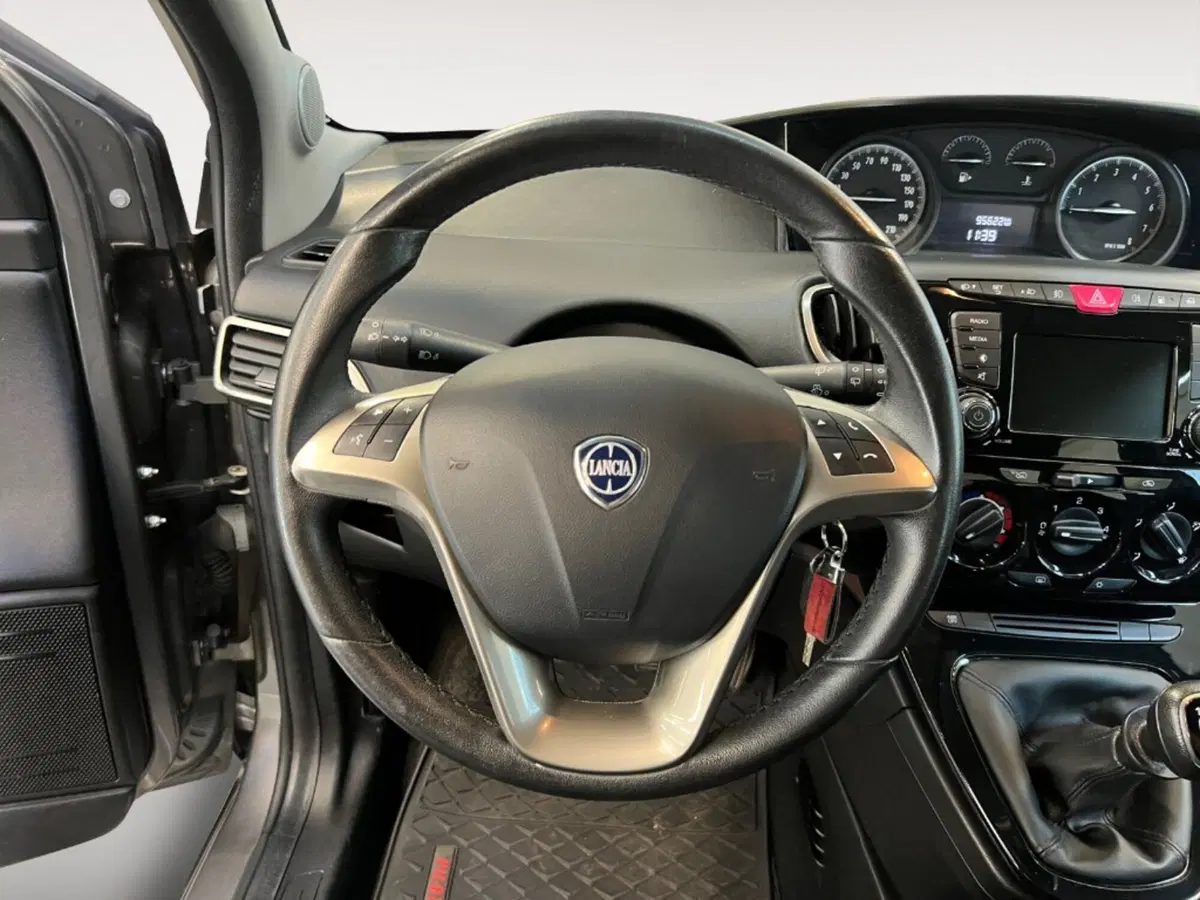 Lancia Ypsilon usata a Verona (8)