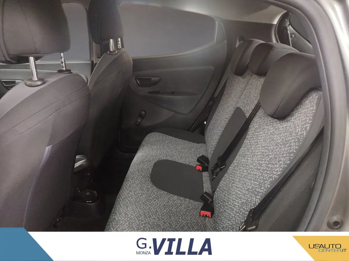 Lancia Ypsilon usata a Milano (13)