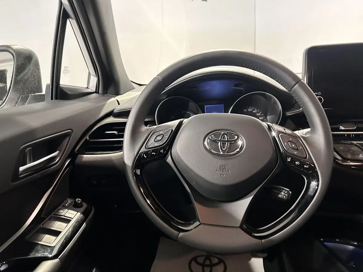 Toyota Toyota C-HR usata a Milano (8)