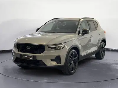 Volvo XC40 B3 automatico Plus Dark N1 nuova a Como