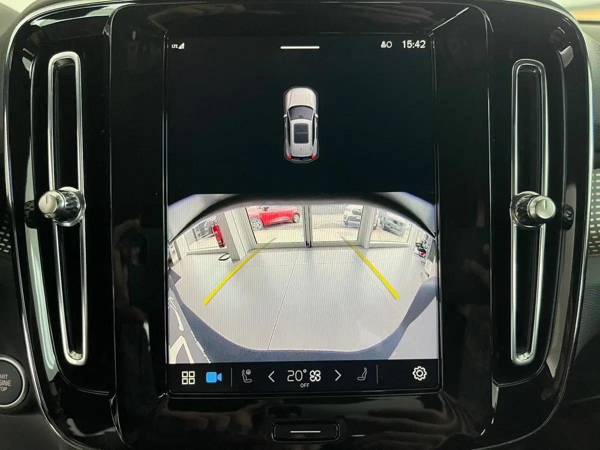 Volvo XC40 nuova a Como (15)