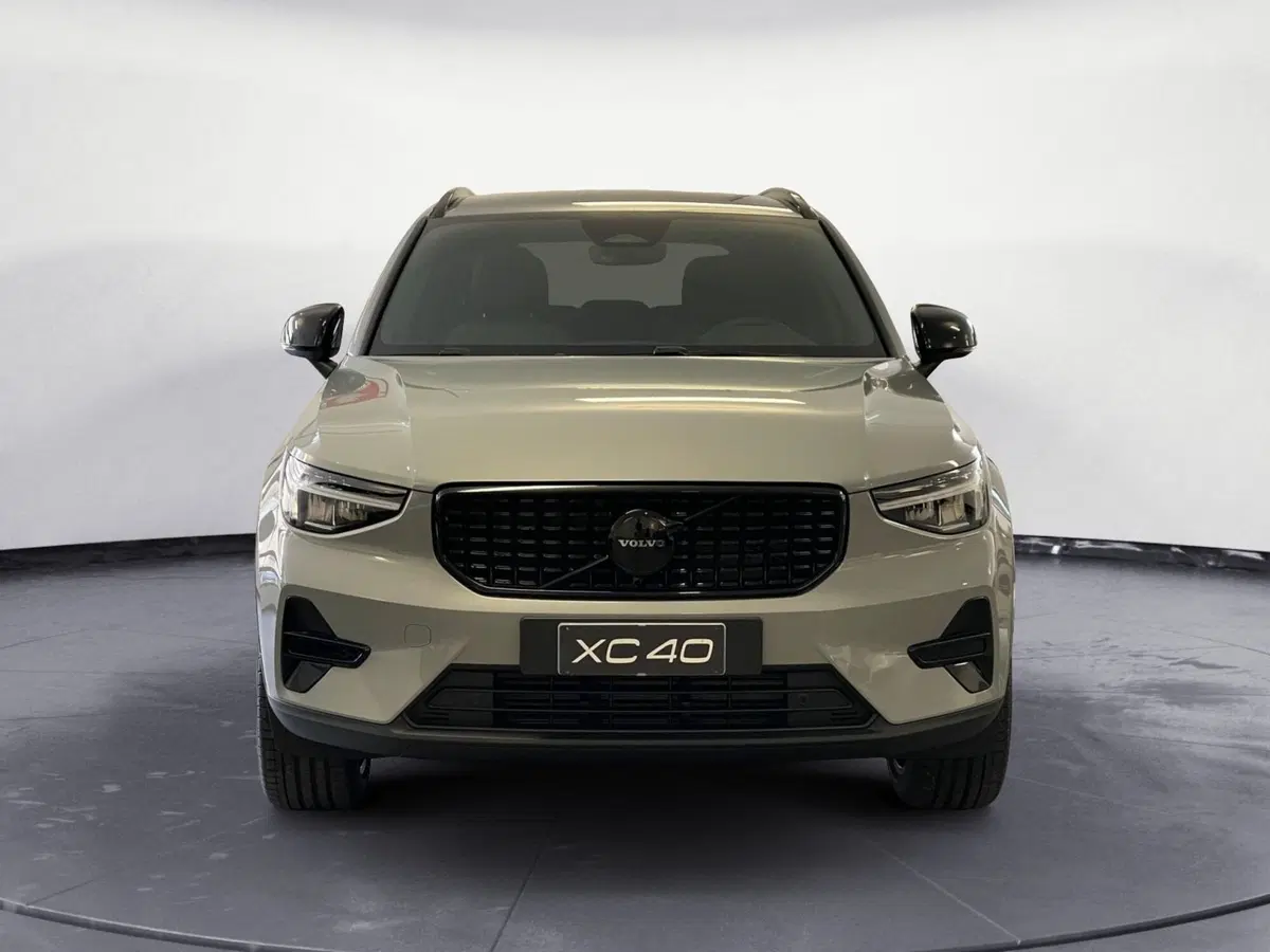 Volvo XC40 nuova a Como (2)