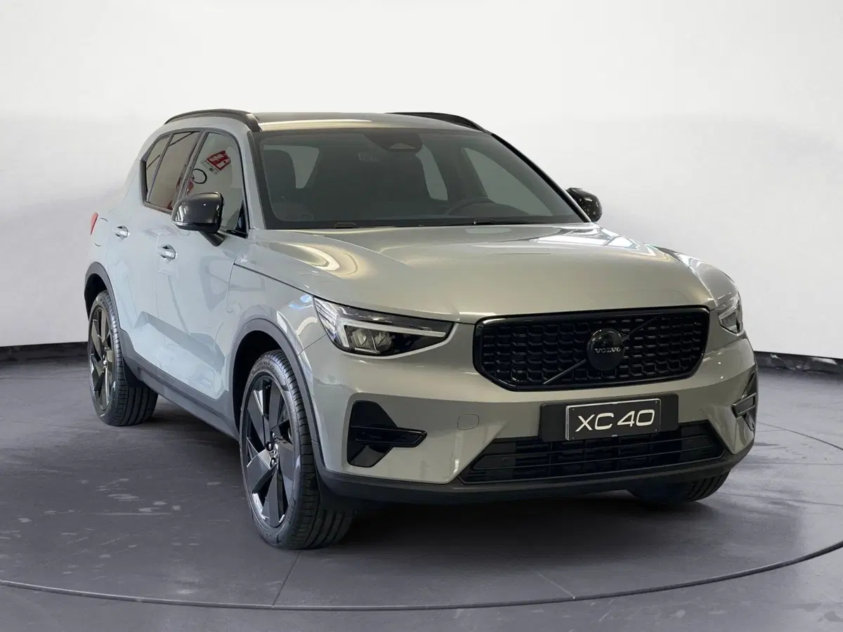 Volvo XC40 nuova a Como (3)