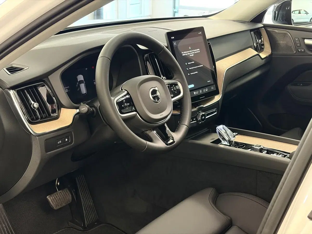 Volvo XC60 nuova a Como (10)