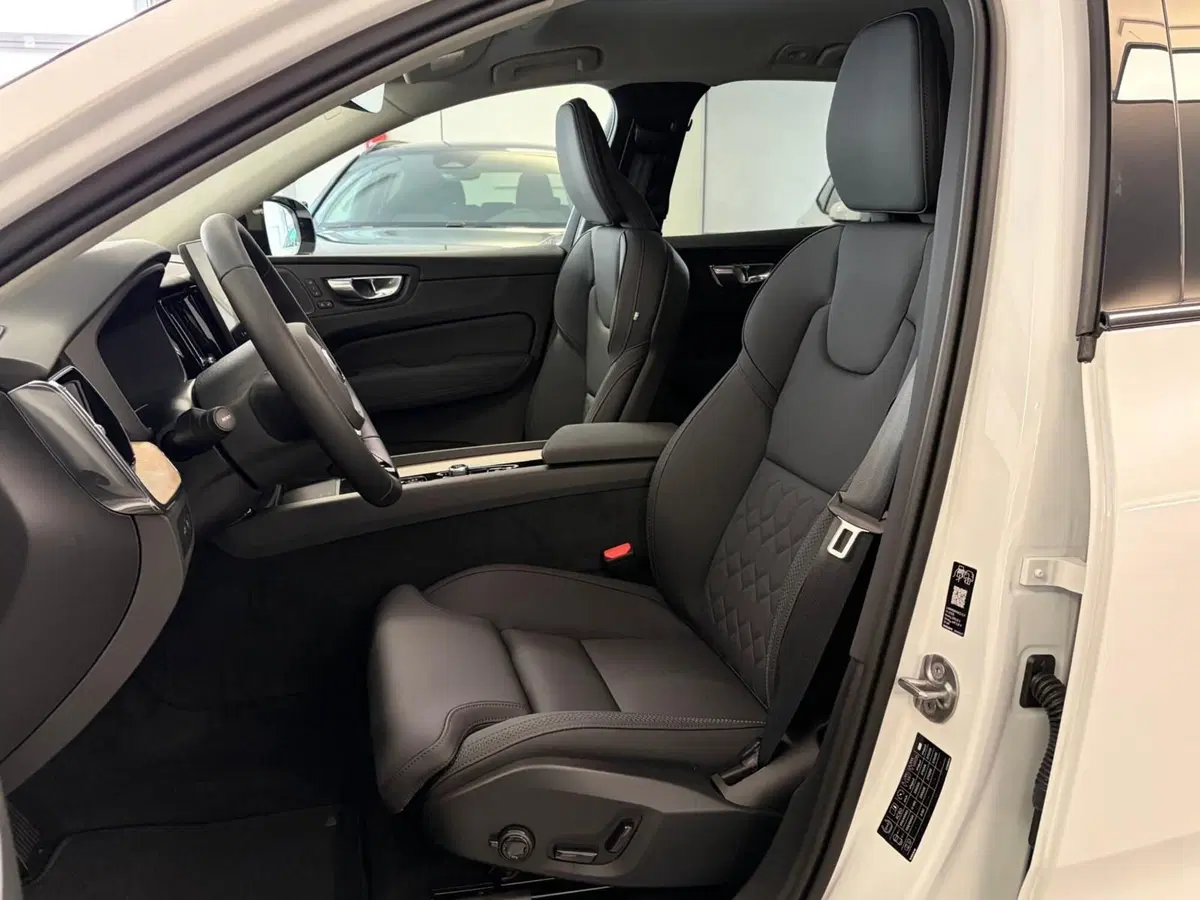 Volvo XC60 nuova a Como (11)