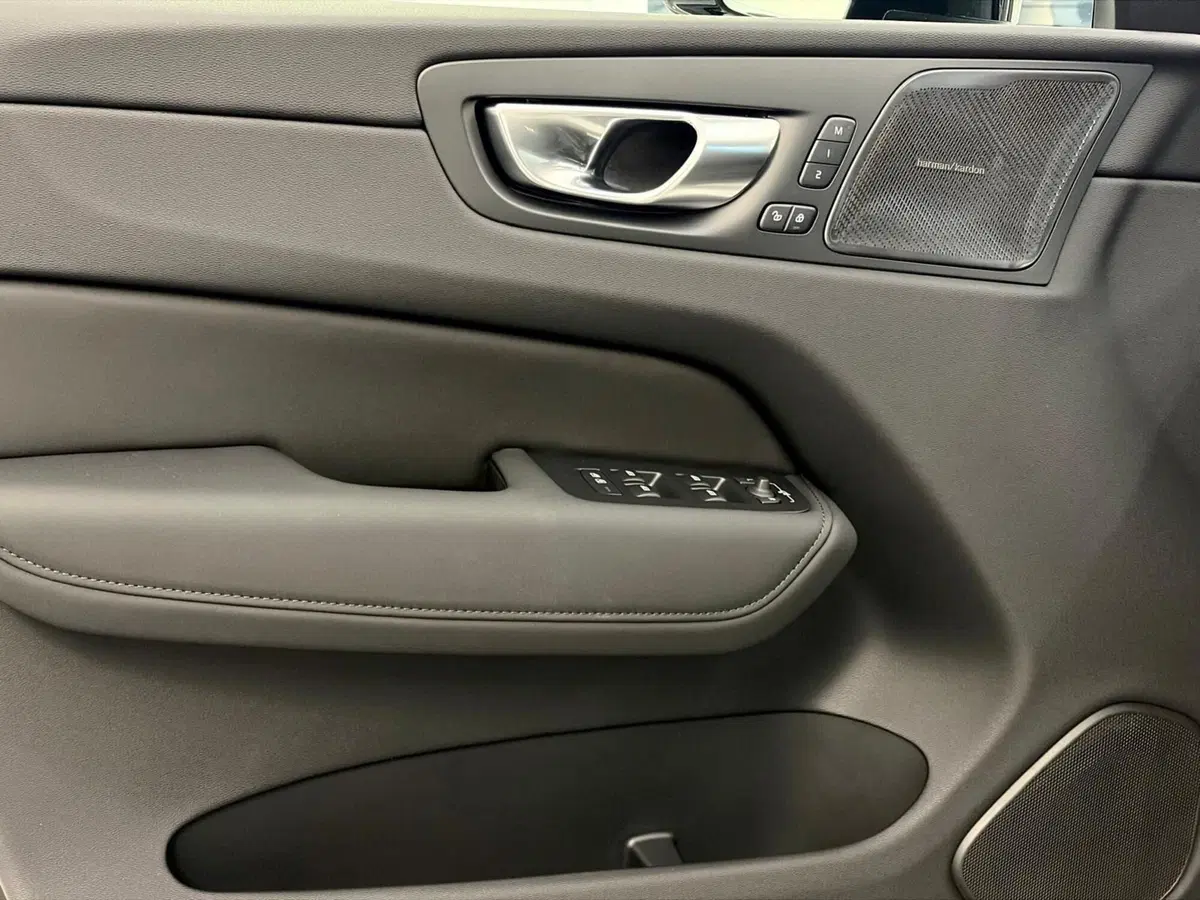 Volvo XC60 nuova a Como (14)