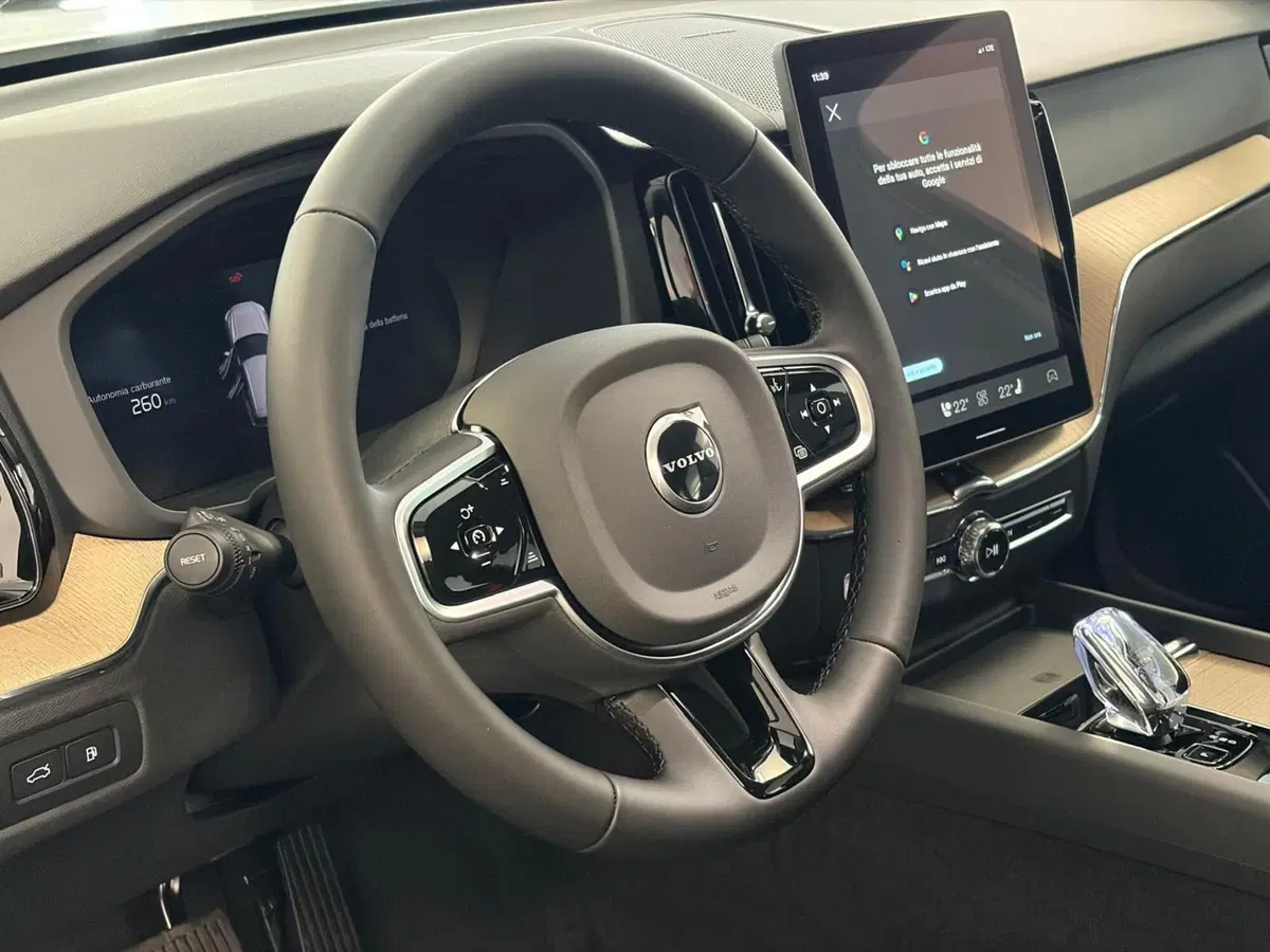 Volvo XC60 nuova a Como (9)