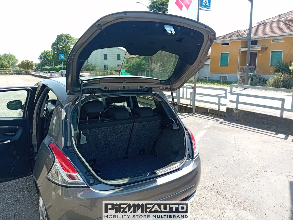 Lancia Ypsilon usata a Parma (20)