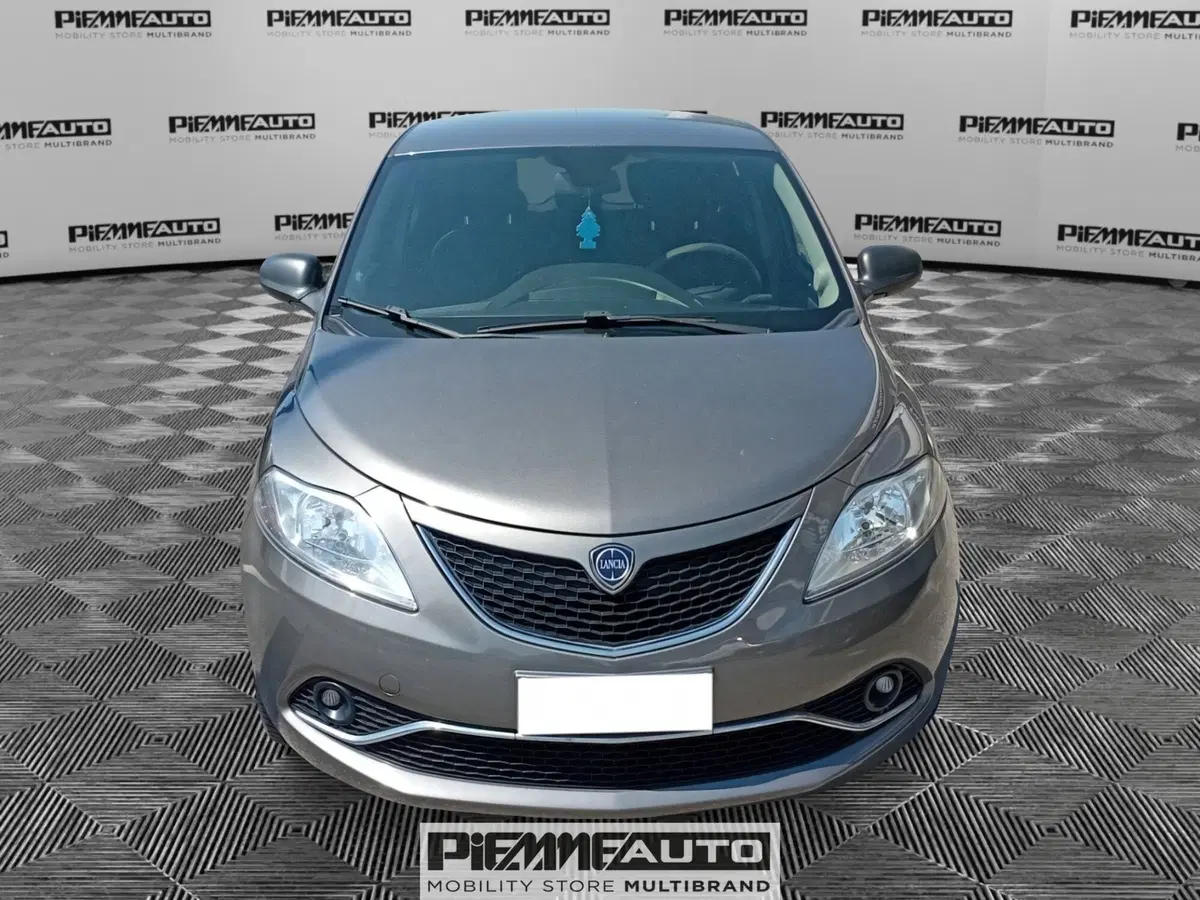 Lancia Ypsilon usata a Parma (5)
