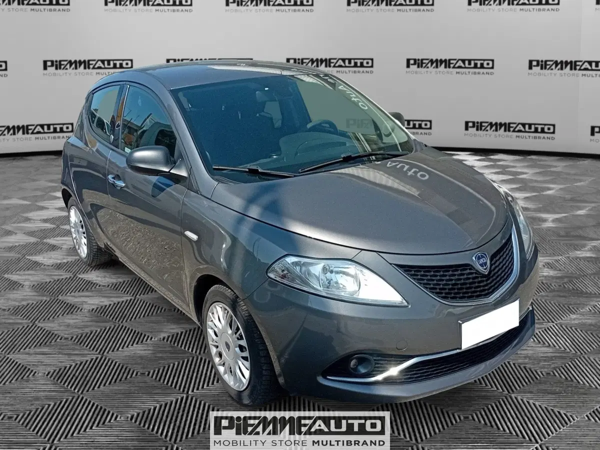 Lancia Ypsilon usata a Parma (8)