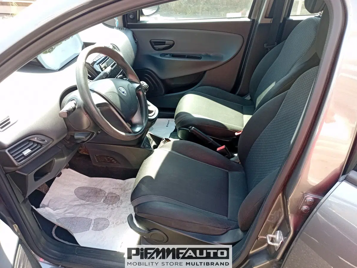 Lancia Ypsilon usata a Parma (9)