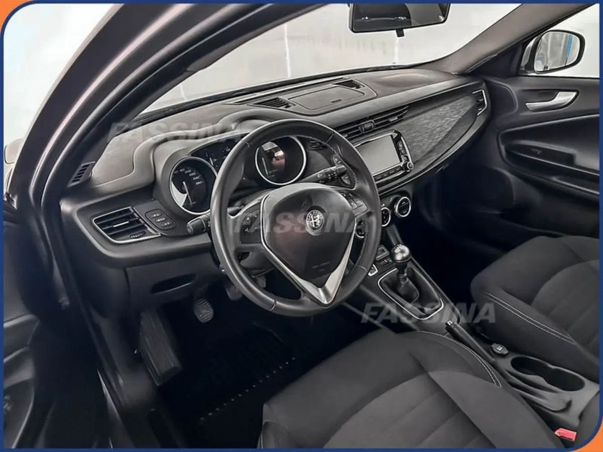 Alfa Romeo Giulietta usata a Milano (9)