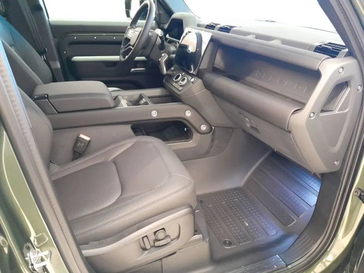 Land Rover Defender nuova a Cuneo (3)