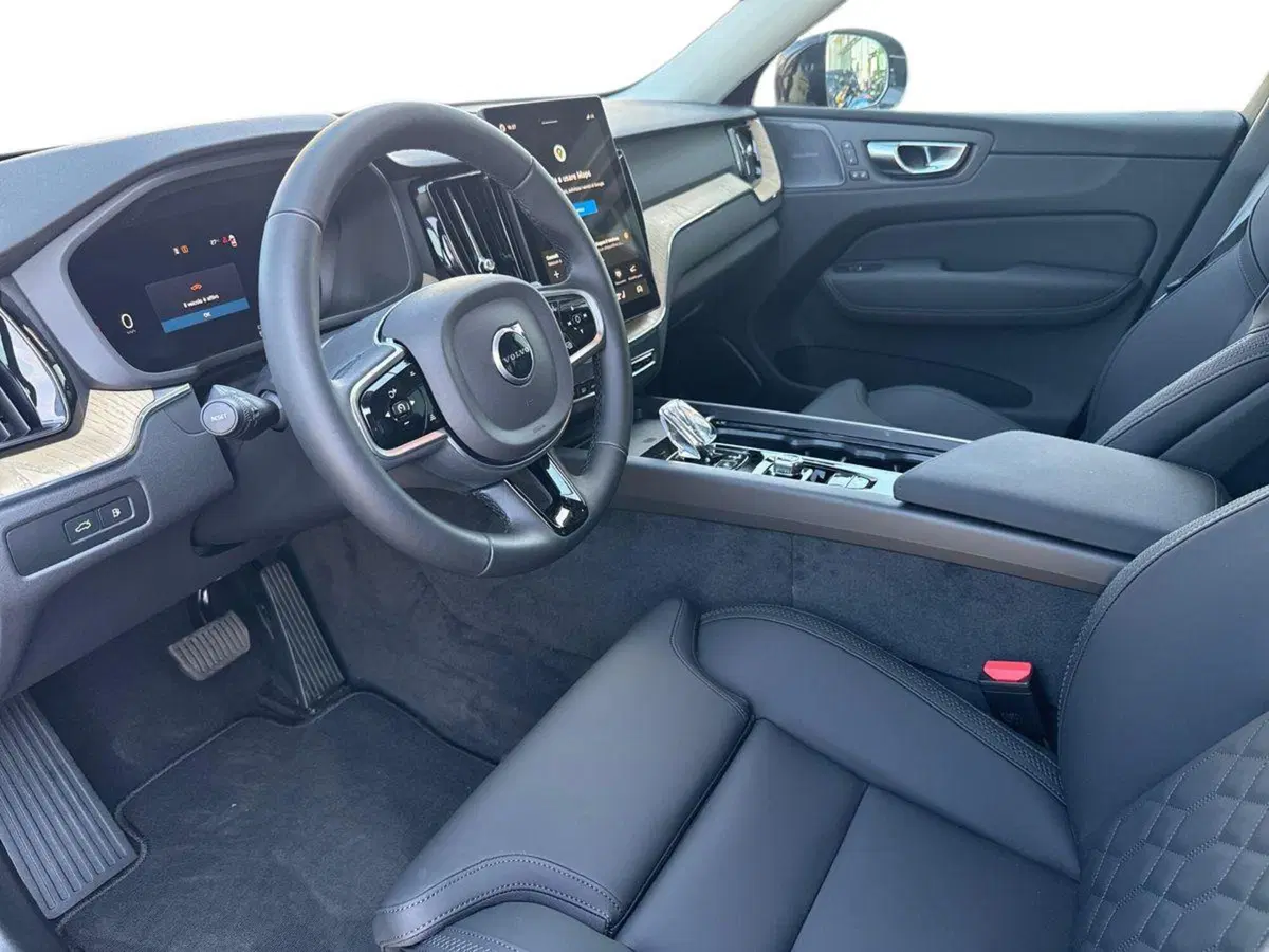 Volvo XC60 nuova a Reggio Calabria (6)