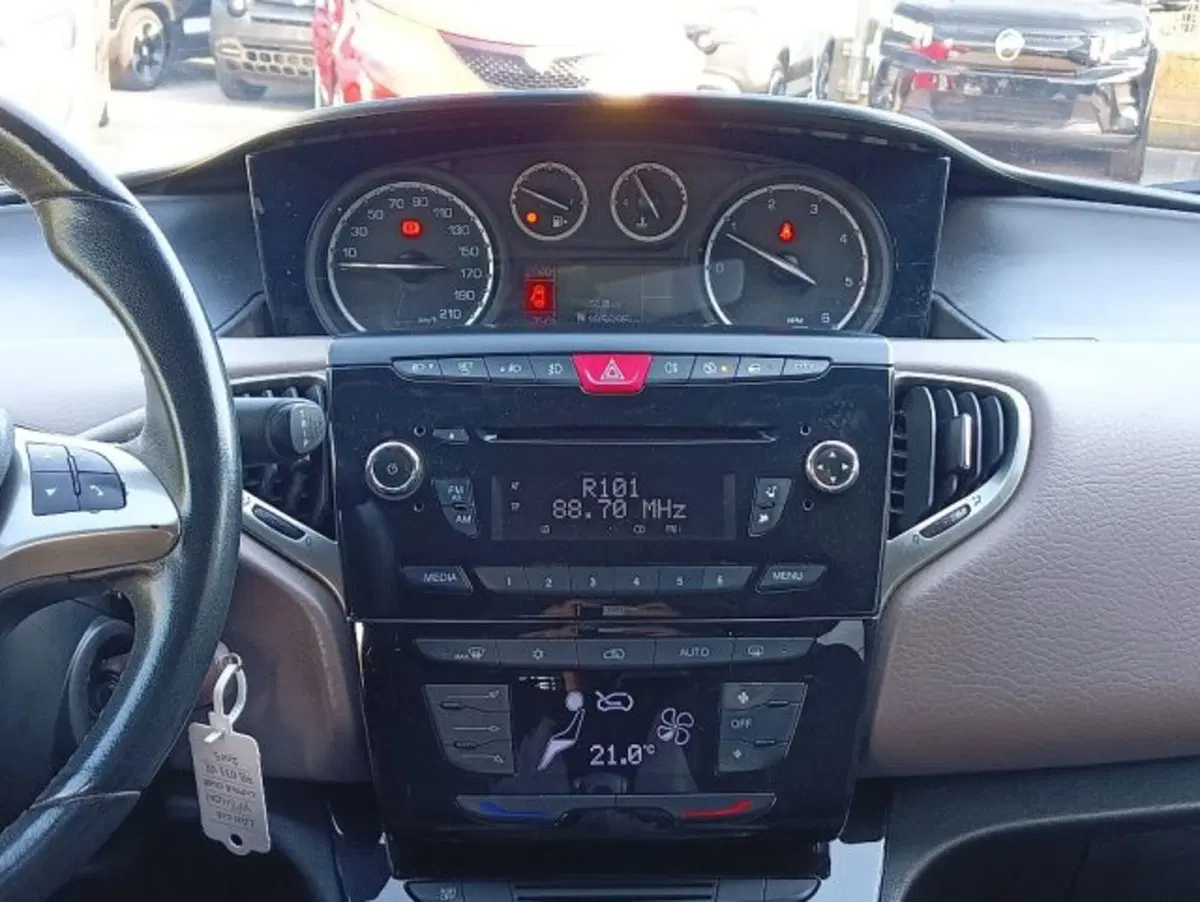 Lancia Ypsilon usata a Brescia (12)