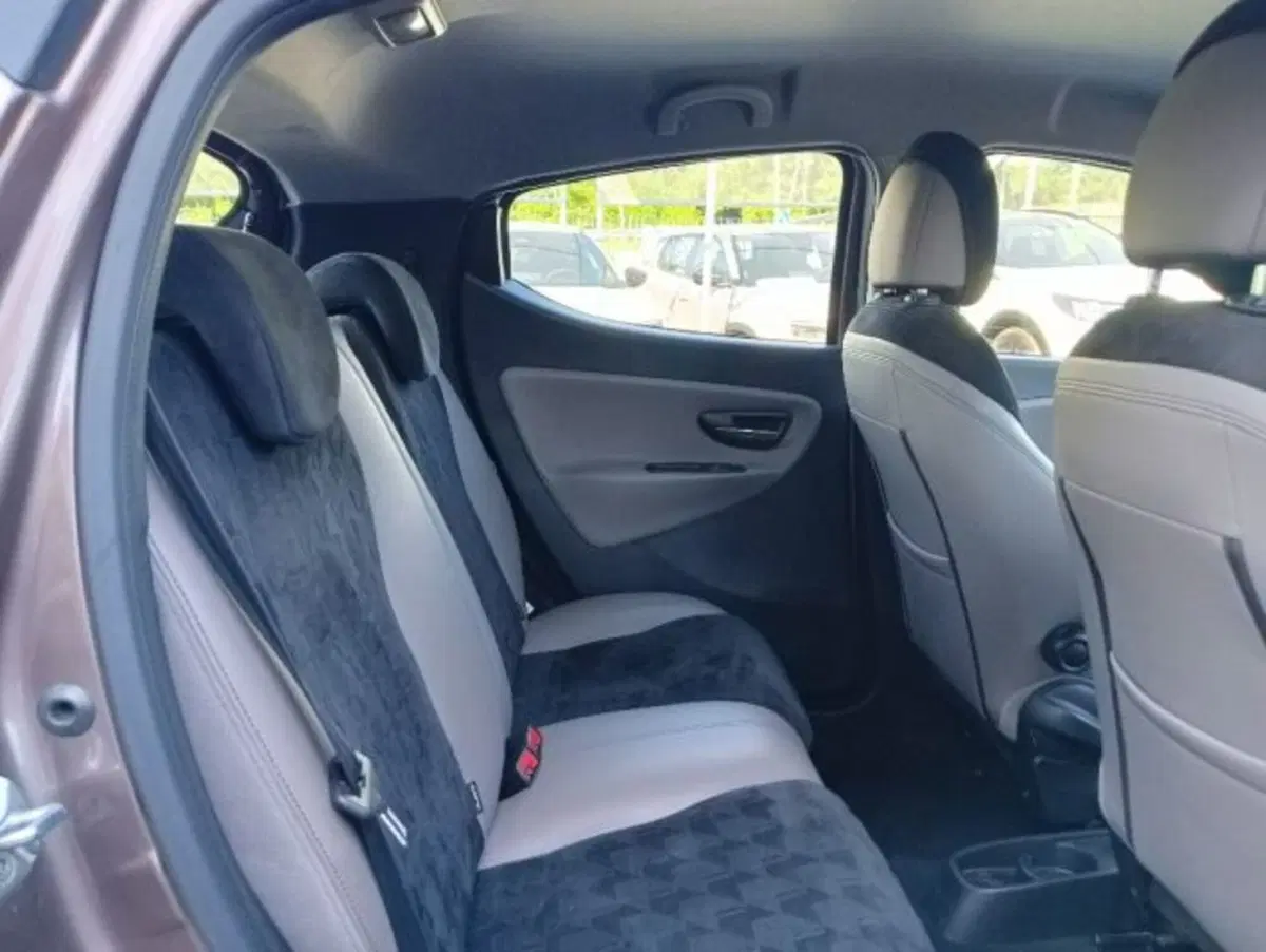 Lancia Ypsilon usata a Brescia (16)