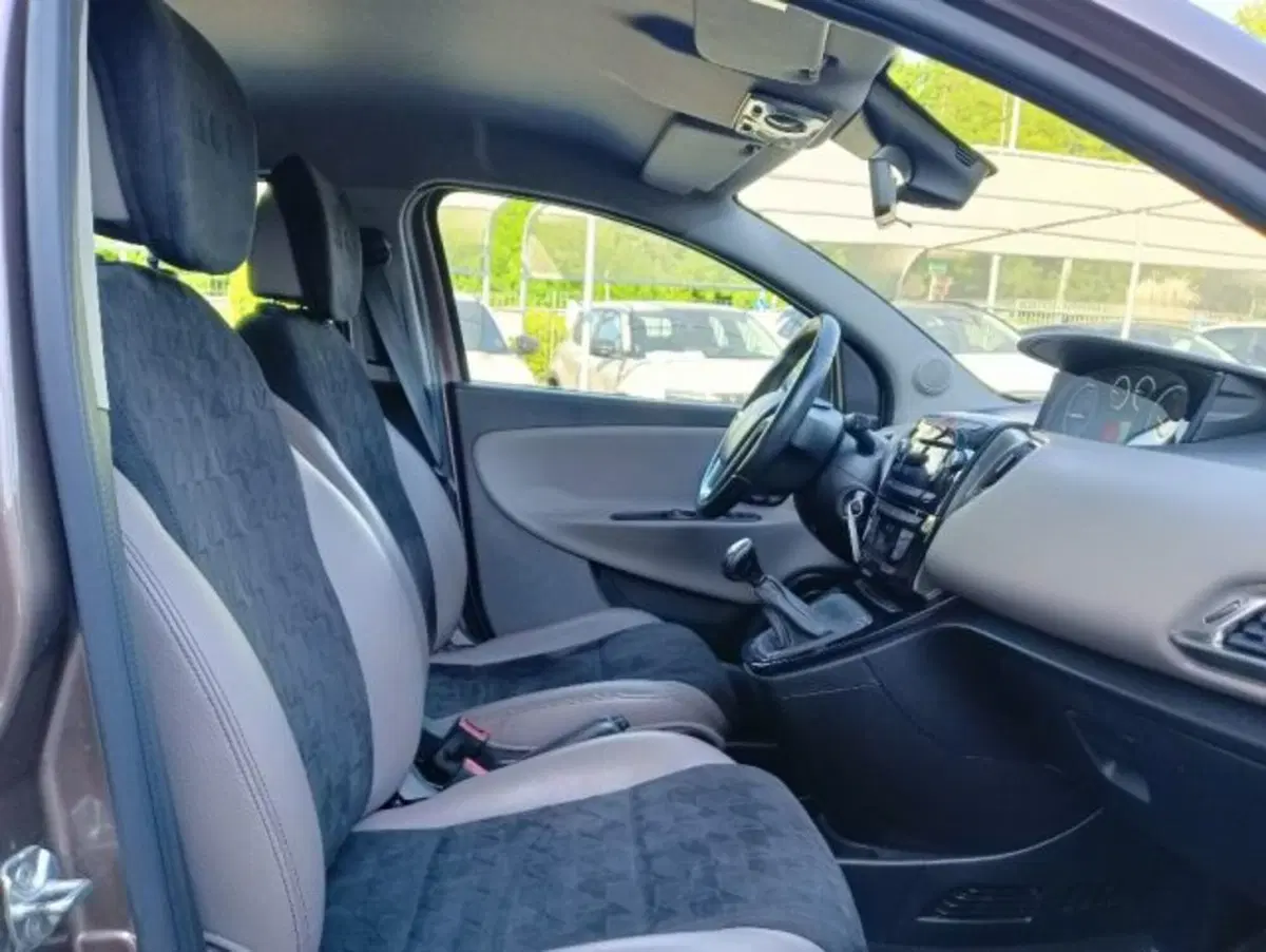 Lancia Ypsilon usata a Brescia (17)