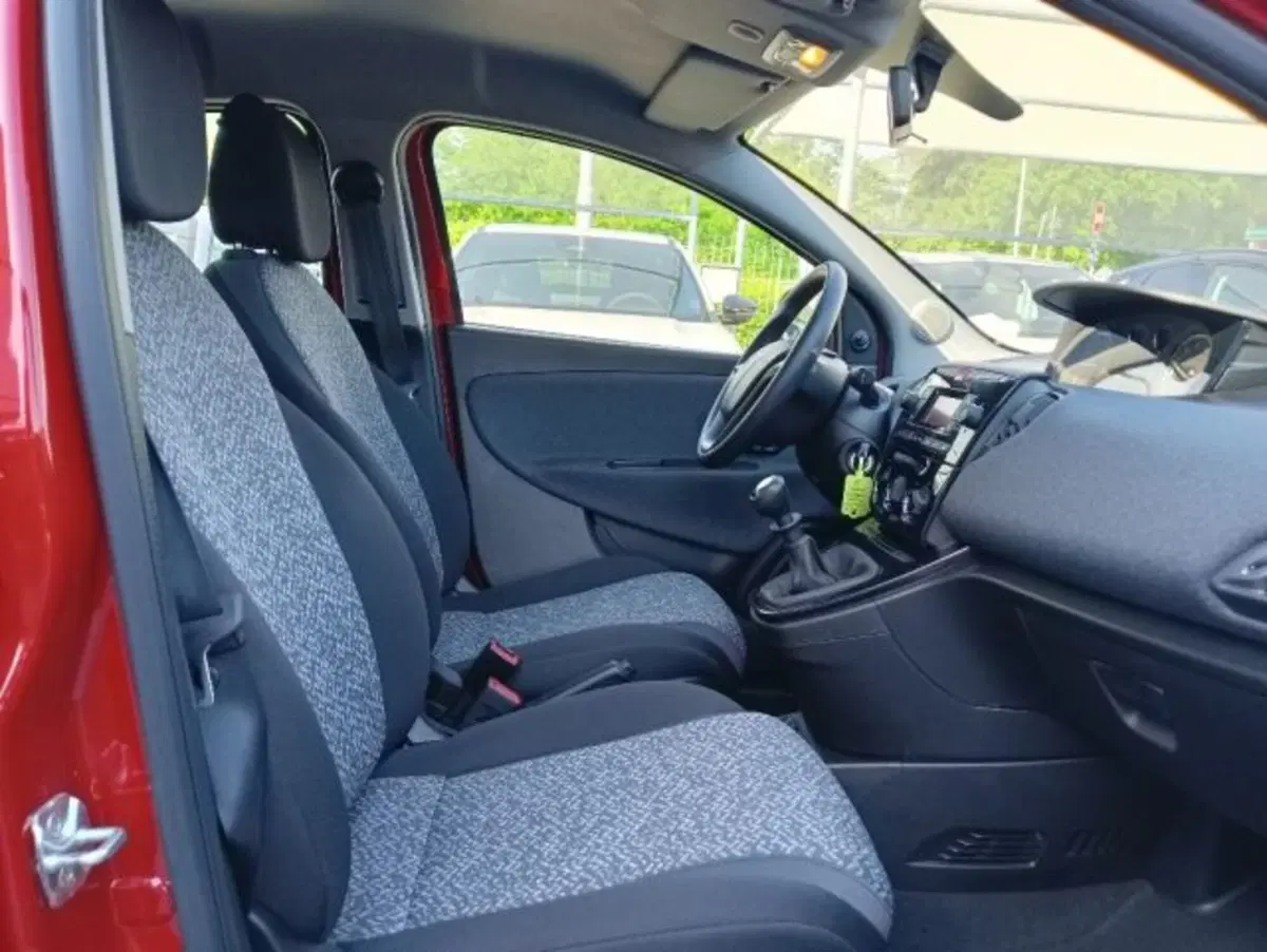 Lancia Ypsilon usata a Brescia (16)
