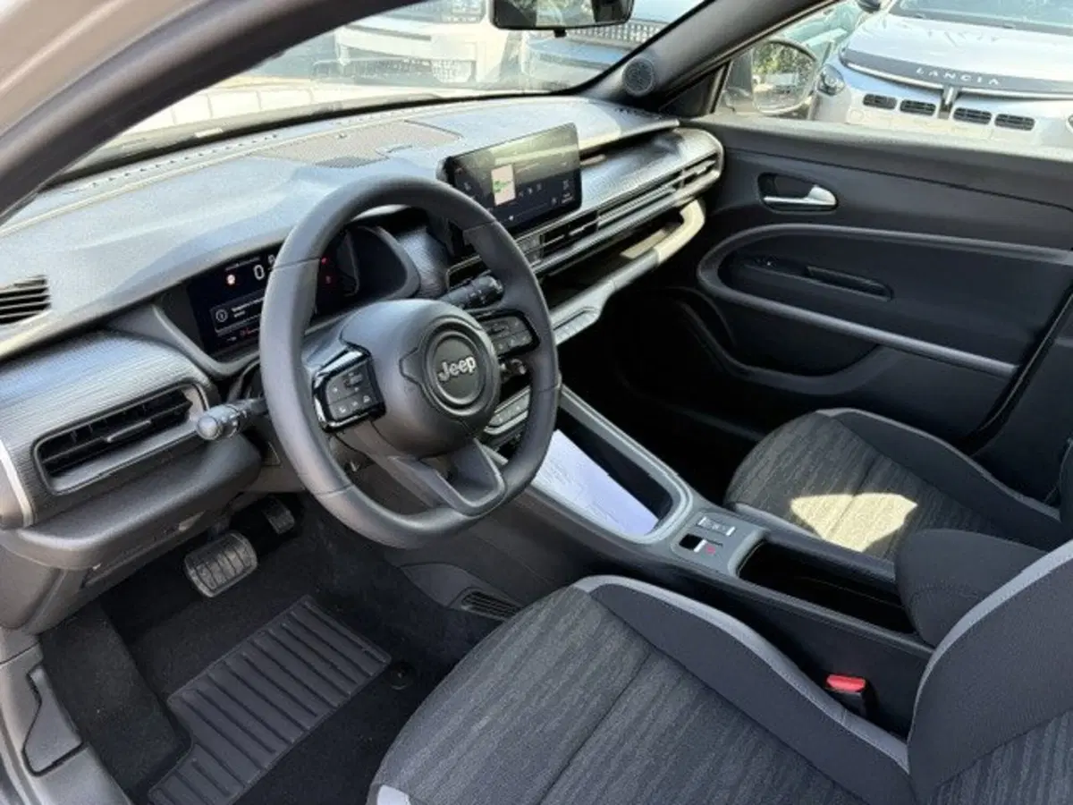 Jeep Avenger nuova a Macerata (10)