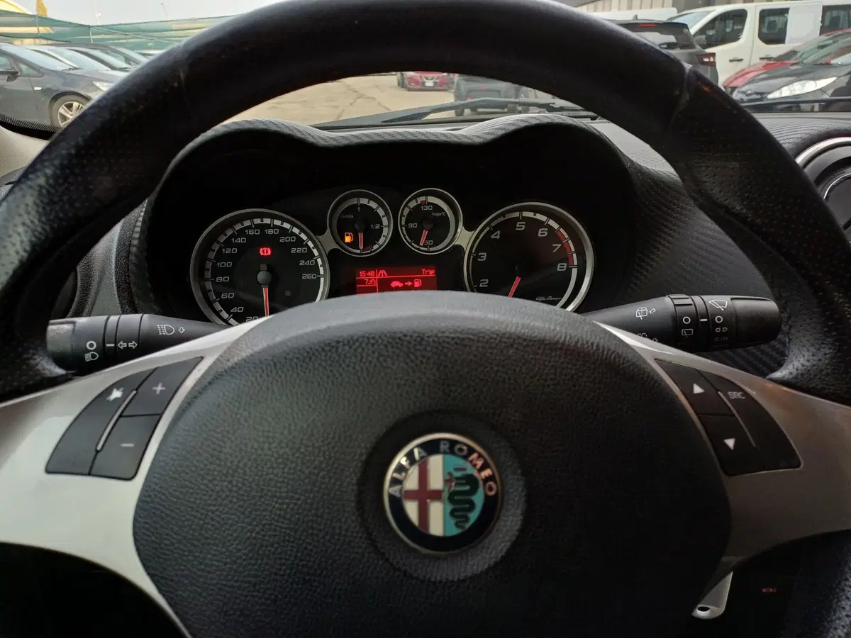 Alfa Romeo MiTo usata a Modena (9)