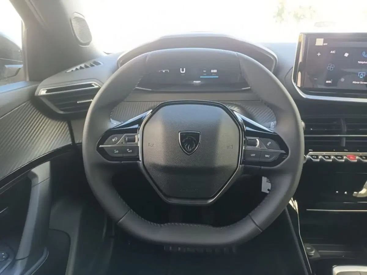 Peugeot 2008 nuova a Bari (4)