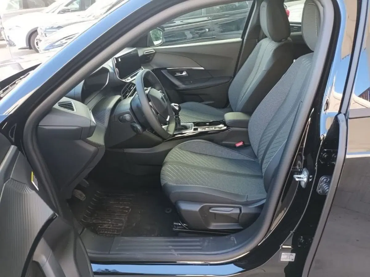 Peugeot 2008 nuova a Bari (8)