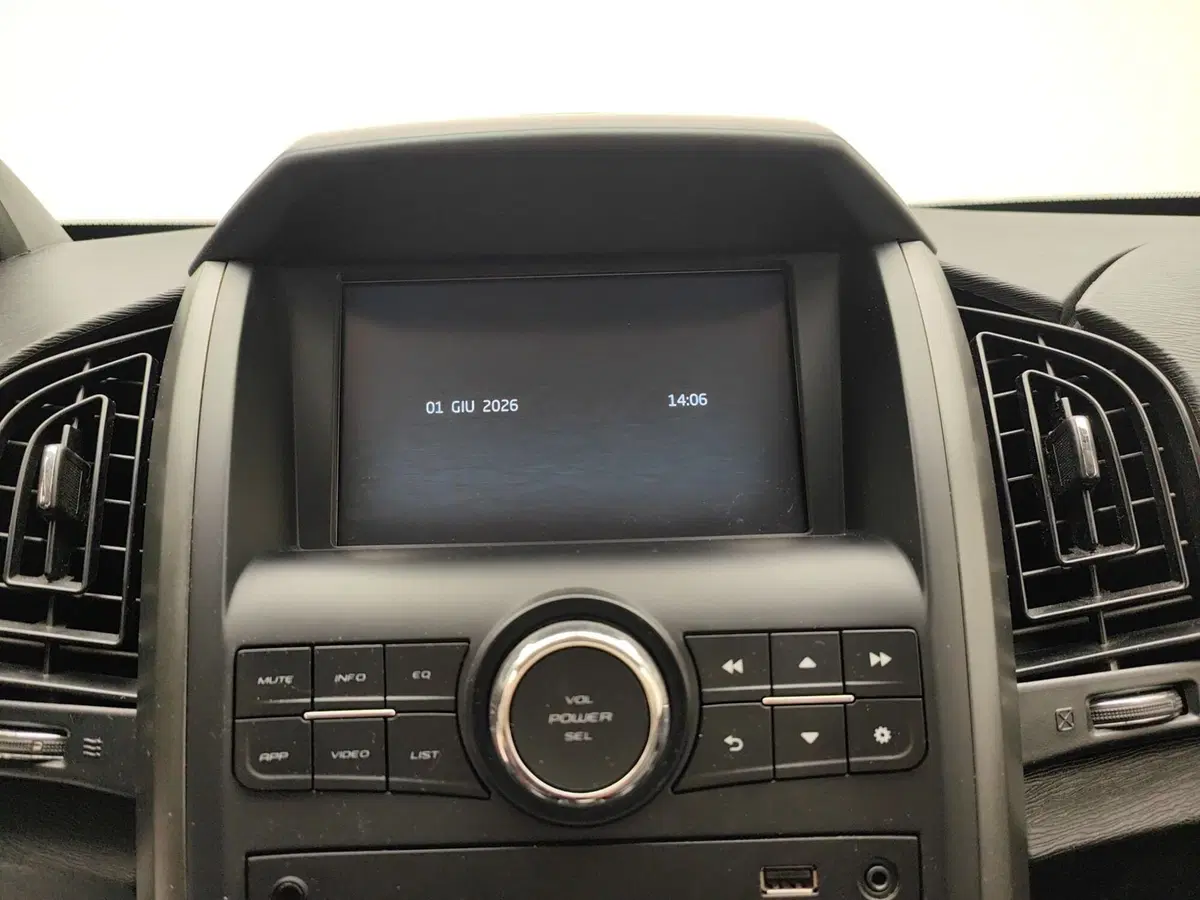 Mahindra XUV500 usata a Como (11)