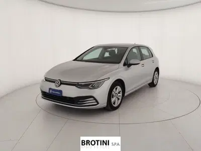 Volkswagen Golf 1.0 eTSI EVO DSG Life del 2020 usata a Massa