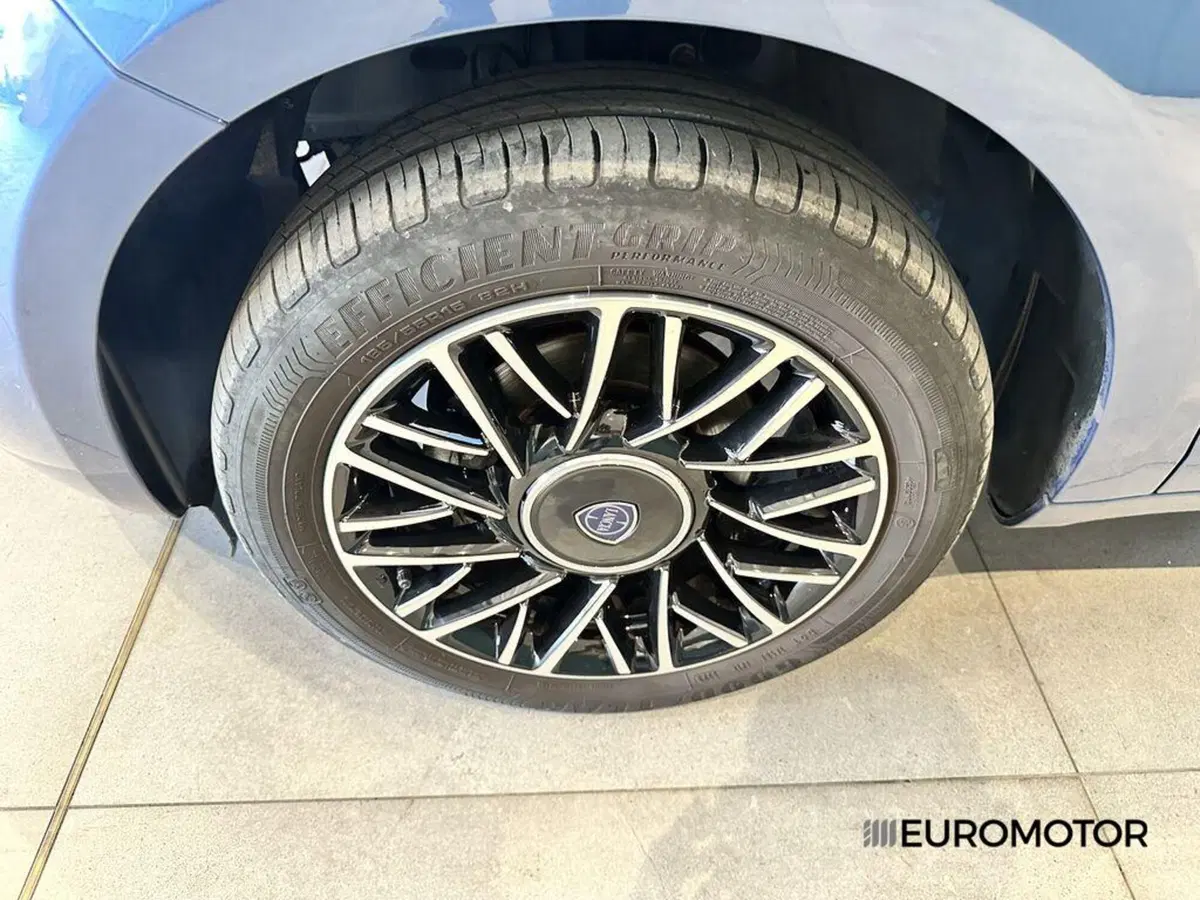 Lancia Ypsilon usata a Bari (10)