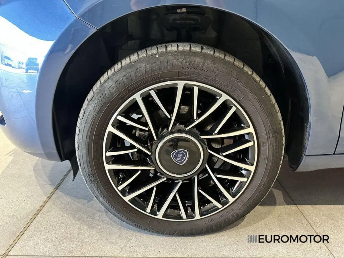 Lancia Ypsilon usata a Bari (11)