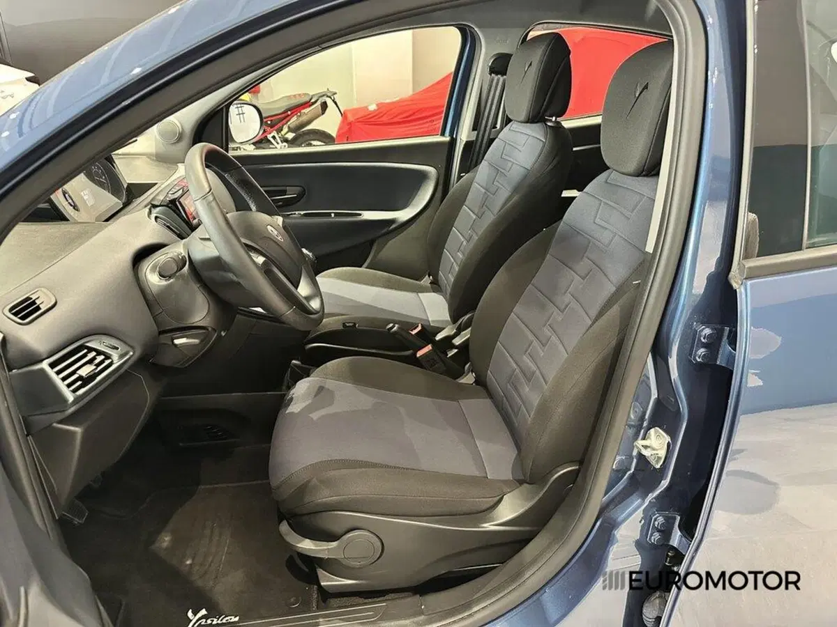 Lancia Ypsilon usata a Bari (15)
