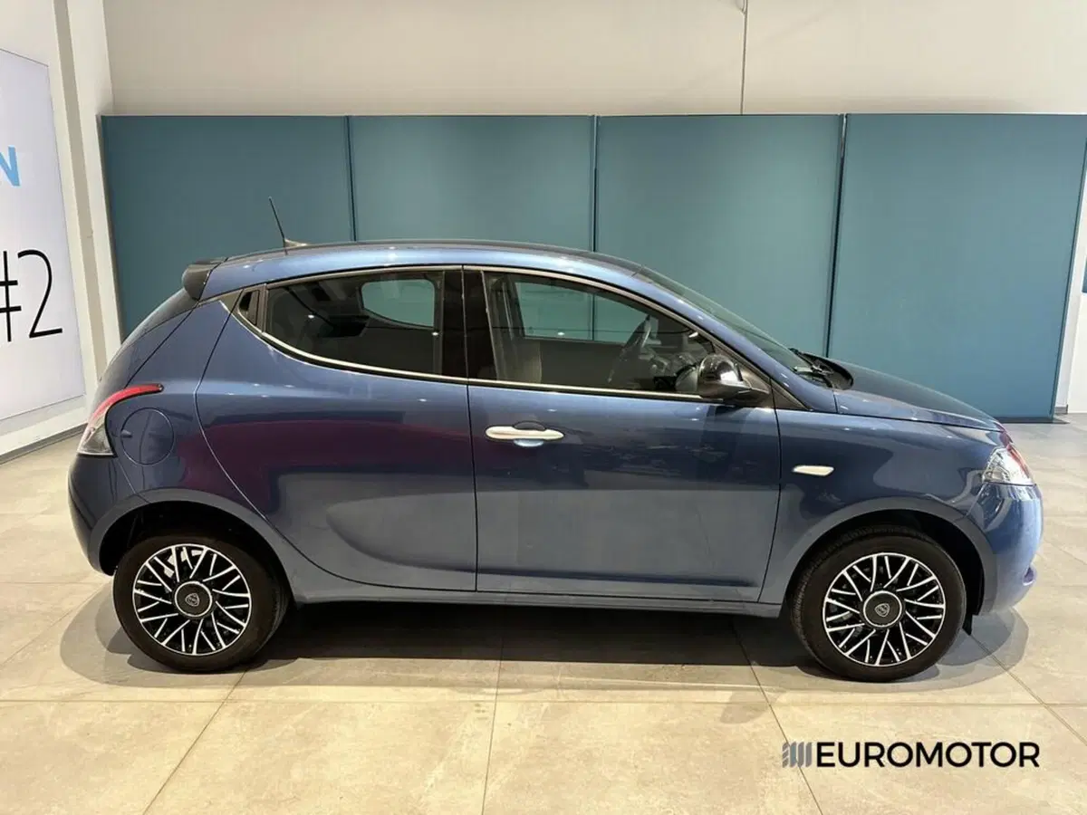 Lancia Ypsilon usata a Bari (4)