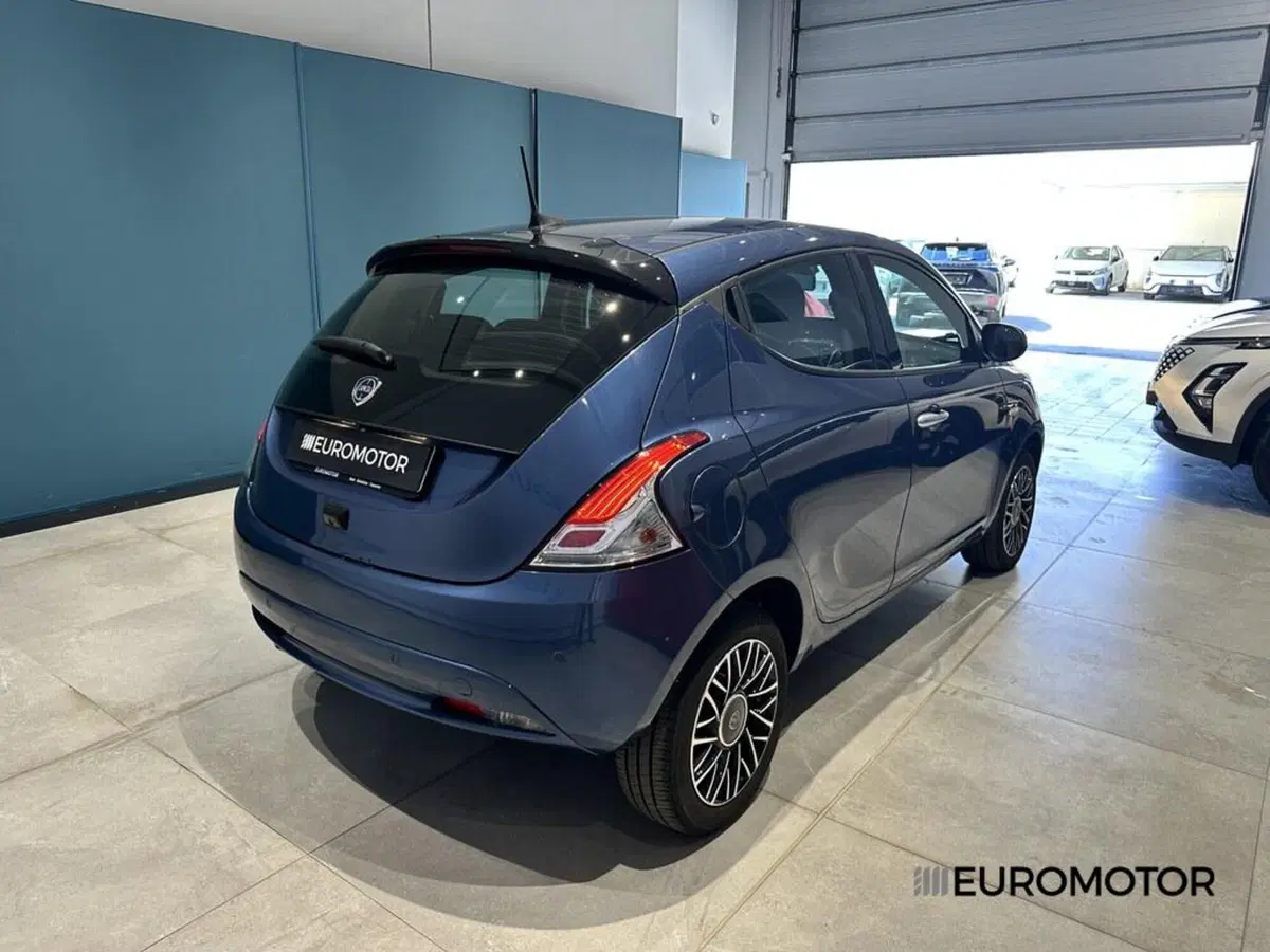 Lancia Ypsilon usata a Bari (5)