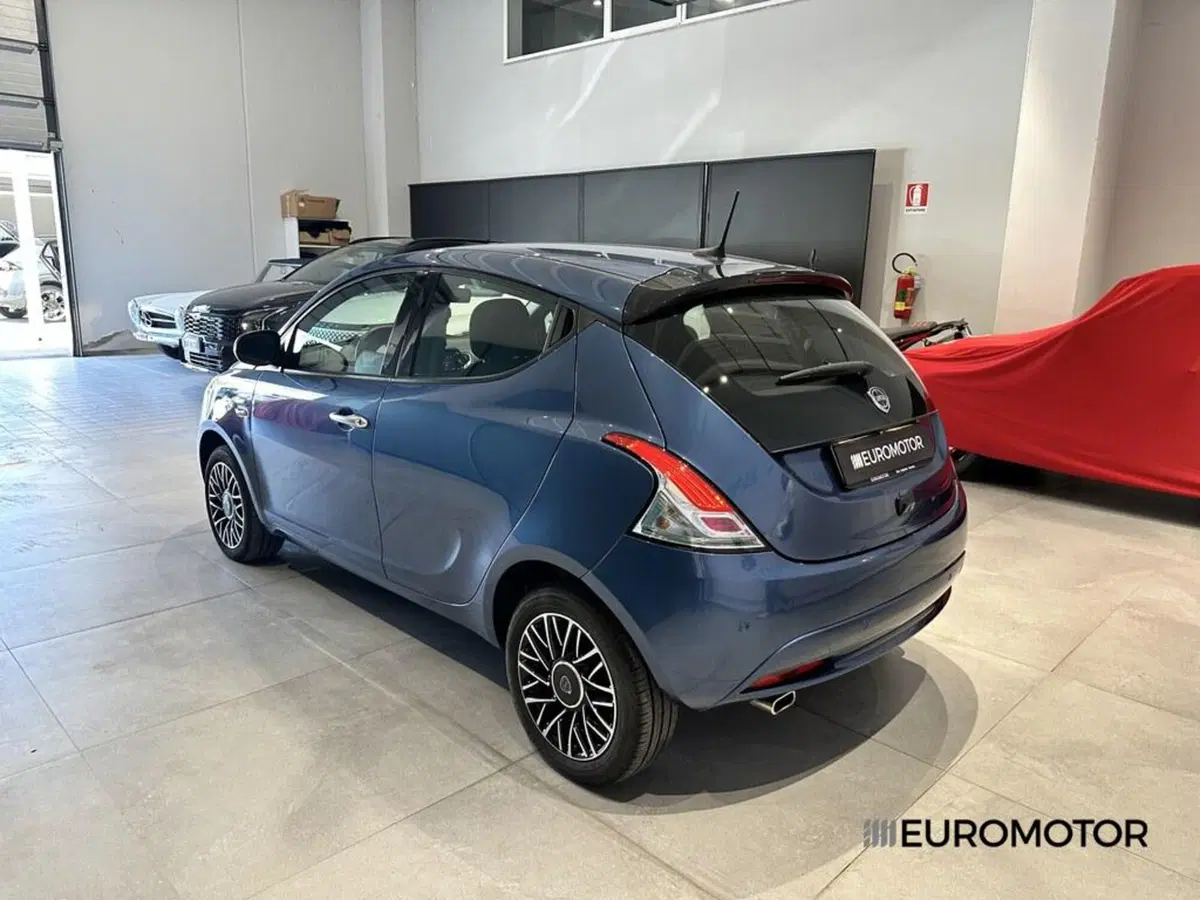 Lancia Ypsilon usata a Bari (7)