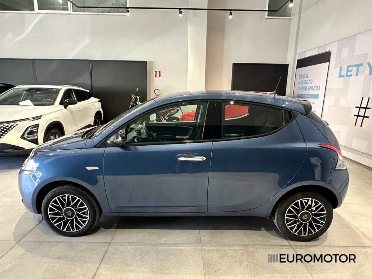 Lancia Ypsilon usata a Bari (8)