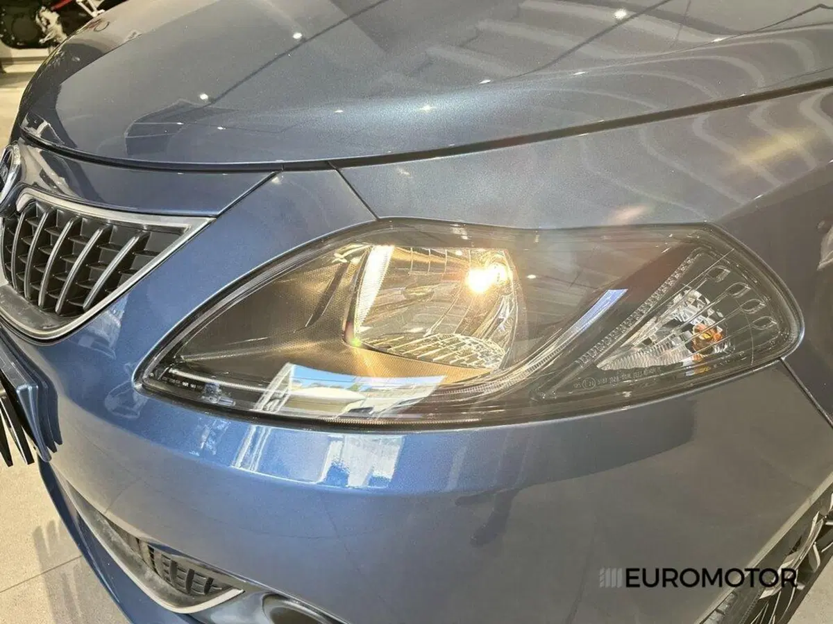 Lancia Ypsilon usata a Bari (9)